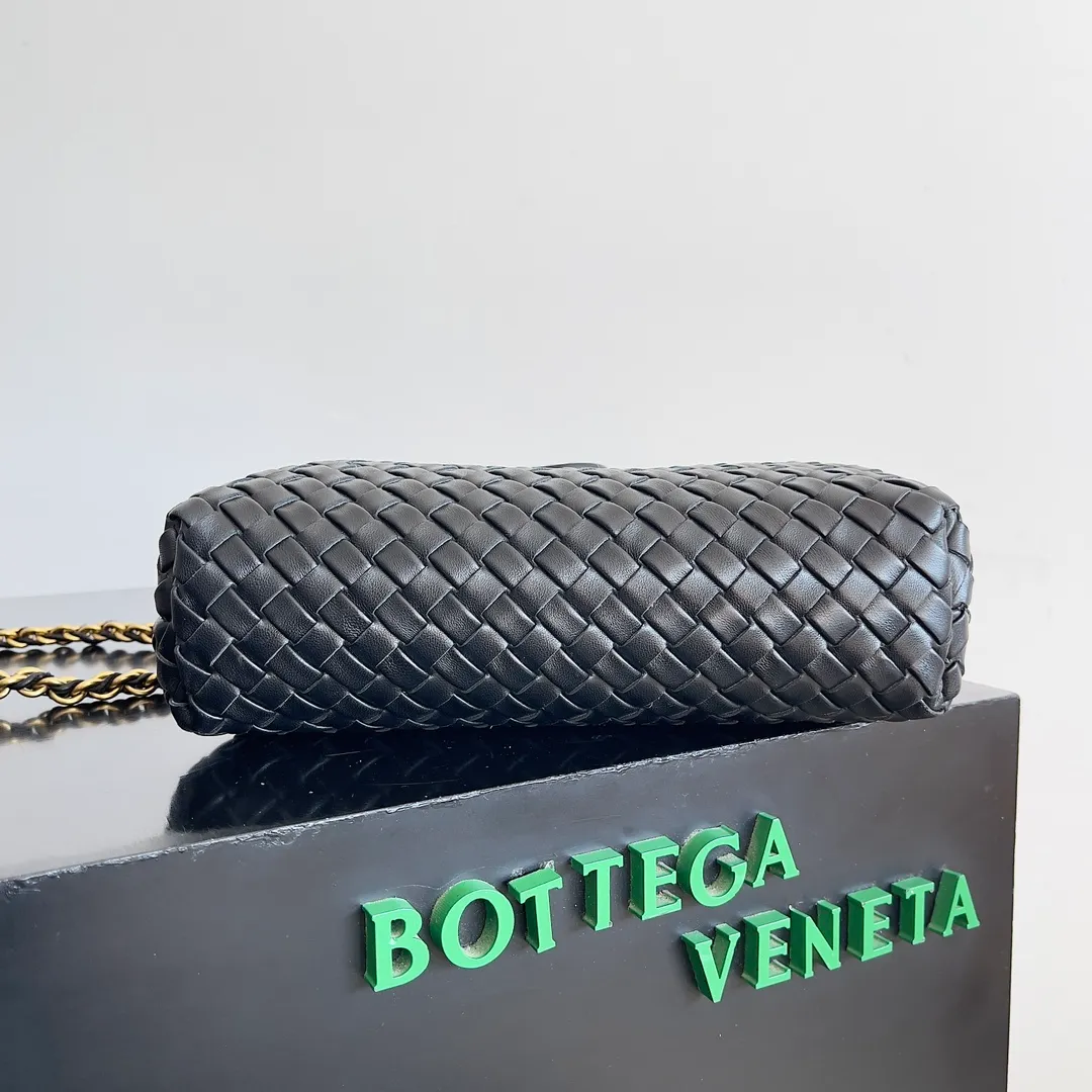 Batch 1880 BOTTEGA VENETA LAUREN 1980 small clutch bag is new! The small size that many people squat on is finally here. The self-adjustable zipper is a highlight of this bag. After being removed, it can be used as a handbag for important occasions. One bag unlocks two carrying methods at the same time. It is practical and has a unique sense of structure and beautiful lines. It is more elegant than a small cloud. It is a tribute to the classics and the pursuit of modernity. Style number: 804038 Size: 27*15*8cm